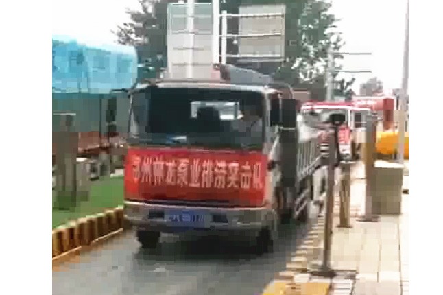 我公司新組織的搶險(xiǎn)排澇設(shè)備及人員，出發(fā)馳援焦作災(zāi)區(qū)，兄弟們辛苦了，加油！