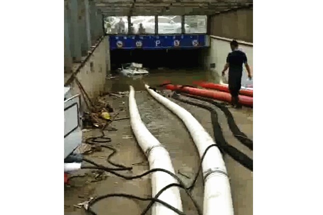 二環(huán)支路沙口路，山東消防兩臺(tái)，我們?nèi)_(tái)潛水泵同時(shí)運(yùn)行，一切正常了